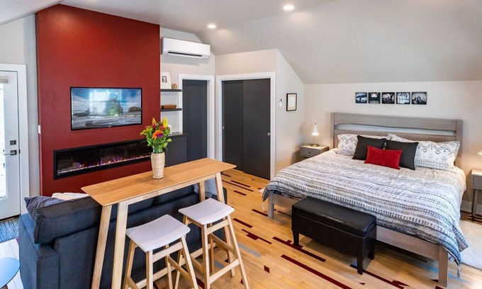 Historic Downtown District Cottage | Courtside Cottage - WalkScore 93 - Dog Friendly