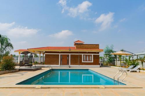 Doddaballapur Villa | Courtyard Banyan, Nandi Hills