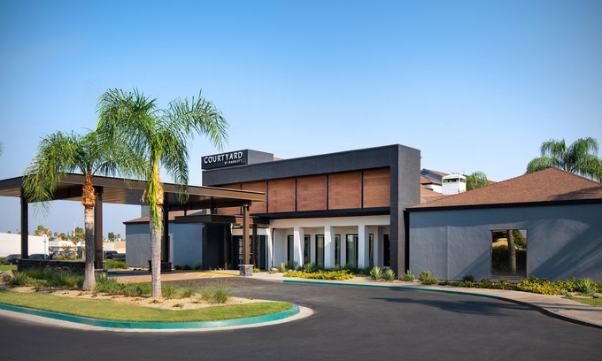 Raisin Hotel | Courtyard by Marriott Fresno