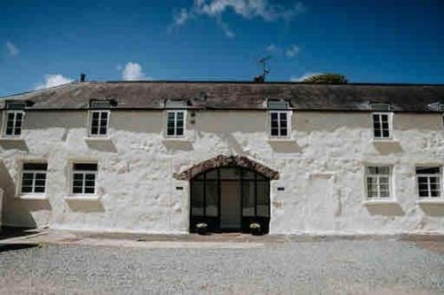 Milford Haven House | Courtyard Cottage with hot tub and walled garden