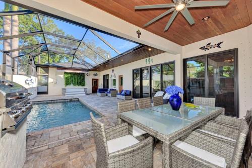 Gillespie Park House | Courtyard Home with Pool, Spa & Sauna close to Beach & City Center