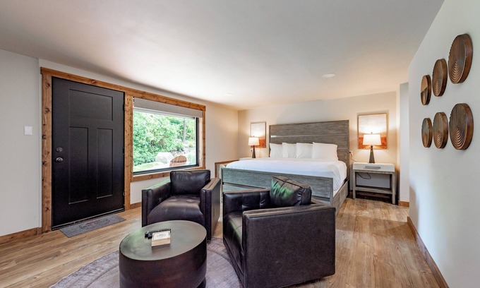 Thayerville Hotel | Cove Creek Lodge: 106 Lakeside Executive King Suite