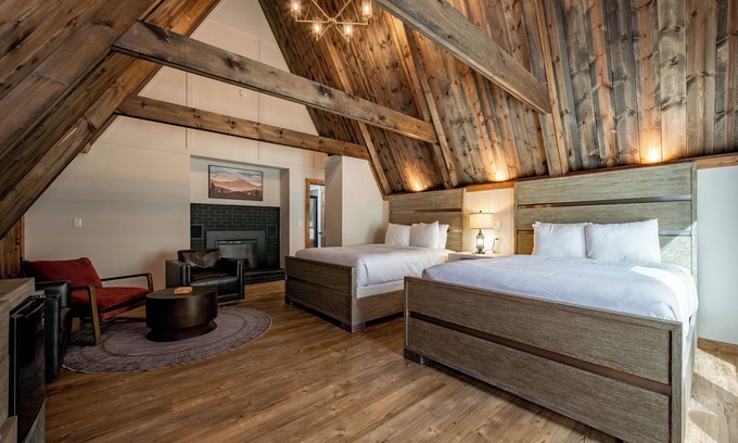 Thayerville Hotel | Cove Creek Lodge: 214 Standard Double Queen Fireplace Room