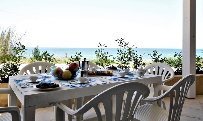 Cava dʼAliga House | Covo dei Marinai, sea front, wifi, bbq, parking, a few meters from the sea