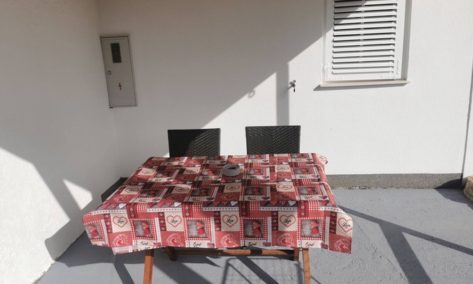 Crno Apartment | Cozy 1-bedroom apartment near Zadar with private terrace