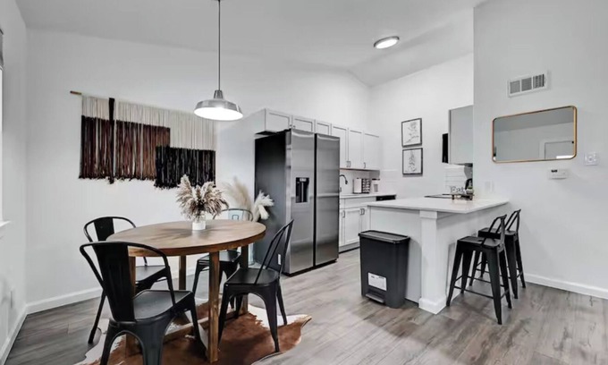 Austin Condo | Cozy 1-bedroom condo in awesome Austin with AC