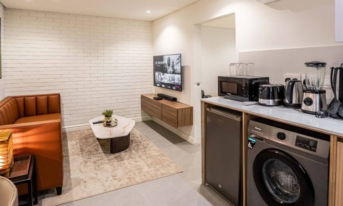 Ikoyi House | Cozy 1-Bedroom in Dolphin Estate, Ikoyi with Wi-Fi, DSTV & Modern Amenities