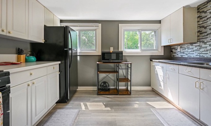 West Bloomfield Apartment | Cozy 1-bedroom with WiFi and AC in quaint Keego Harbor