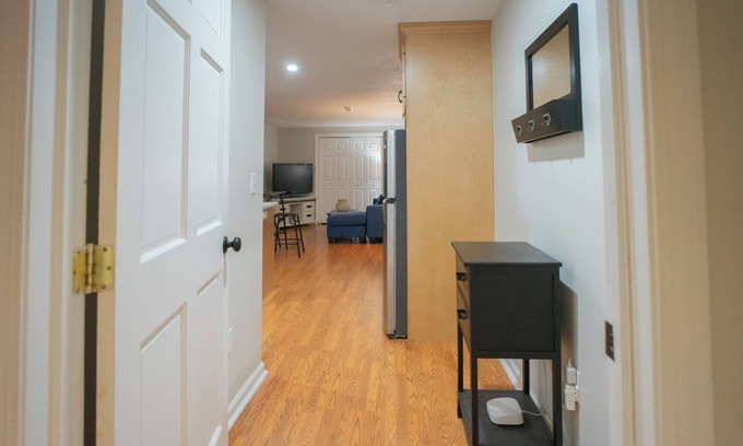 Center Apartment | Cozy 1-bedroom with WiFi, central air, in unit laundry in enjoyable Manchester