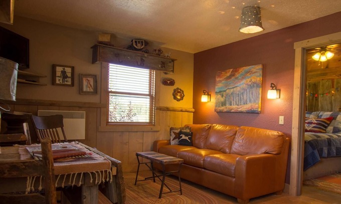 Panguitch Cabin | Cozy 1 BR with a Pullout Sofa bed and Kitchenette
