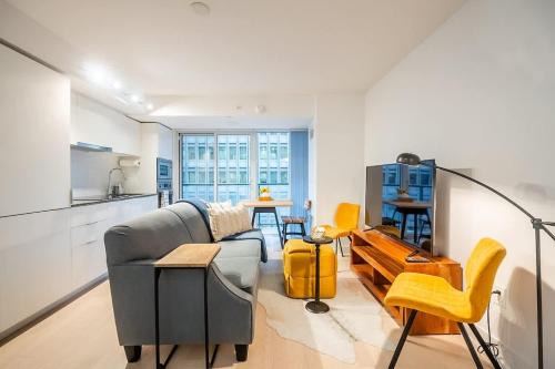 Bay Cloverhill House | Cozy 1B Luxury Condo Heart of Toronto