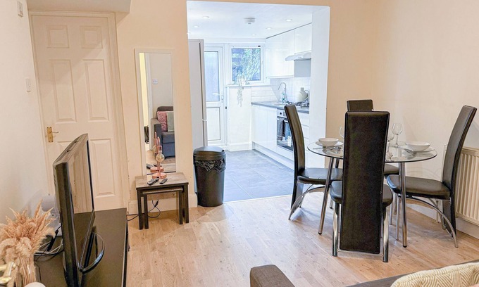 Highbury West Apartment | Cozy 1BDR flat in Finsbury Park w/Garden & Paid Parking near Highbury & Arsenal