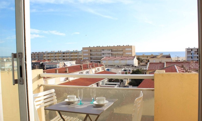 Port-la-Nouvelle Apartment | Cozy 1BR Apartment Steps from Beach with Balconies & Wi-Fi