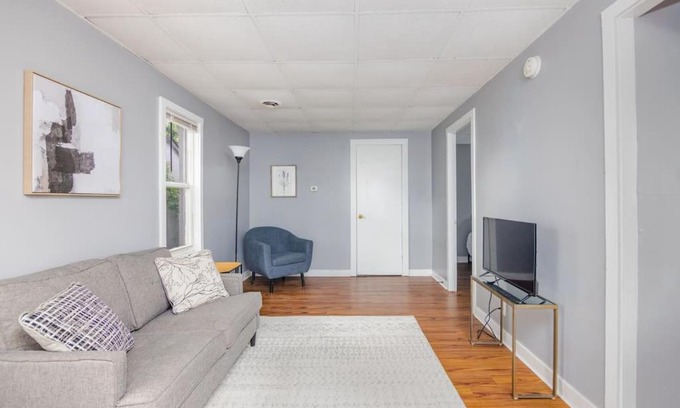 West Des Moines Apartment | Cozy 1BR Home W Free Parking in Valley Junction