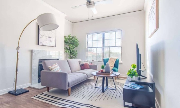Irving Apartment | Cozy 1BR King Suite | Pool, Gym & Parking 01