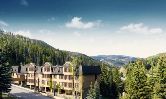 Highland Meadows Condo | Cozy 2 Bed/2 Bath w/Sleeper Sofa, sleeps 8, Hot Tub and Free Shuttle to Slopes!