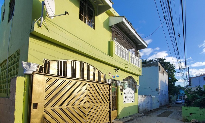 Villa Mella Apartment | Cozy 2 bedroom apt 5 min to subway | Hot water!