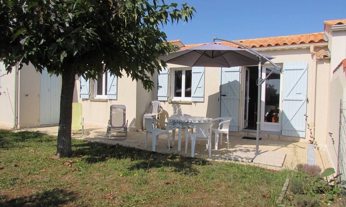 La Bree-les-Bains House | Cozy 2-Bedroom House with Garden, Near Beach and Market, Free WiFi, Sleeps 5