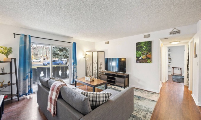 Glenwood Grove - North Iris Apartment | Cozy 2-bedroom apartment in beautiful Boulder with fitness room, WiFi