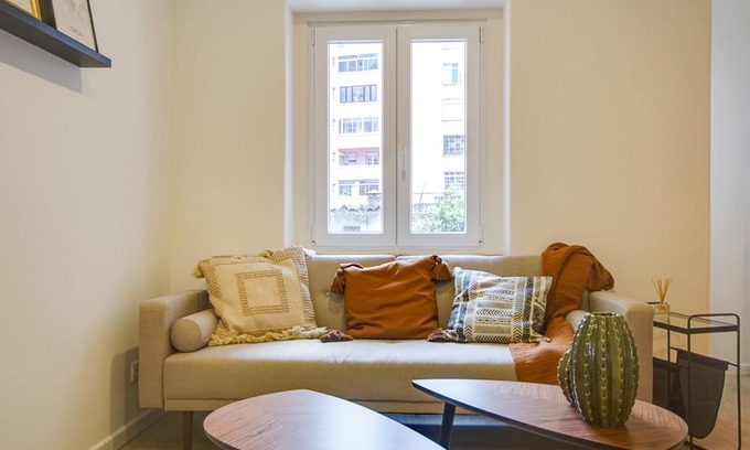 Sao Joao de Deus Apartment | Cozy 2 Bedroom Apartment near Campo Pequeno