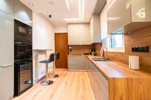 Palaio Faliro Apartment | Cozy 2-Bedroom by Flisvos Marina