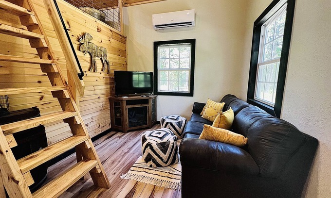 Houston Cabin | Cozy 2 bedroom cabin nestled in the pines