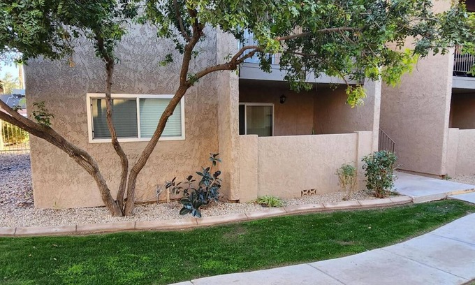 Camelback East Condo | Cozy 2-bedroom condo with AC, pool, hot tub and fitness room in Phoenix