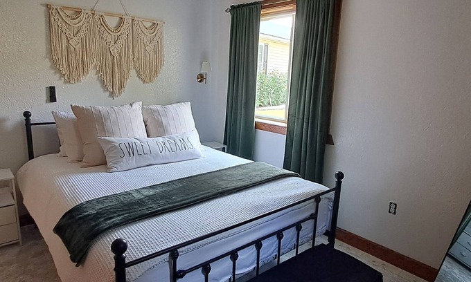 Dundee House | Cozy 2-bedroom home in Winesburg, holmes county ohio