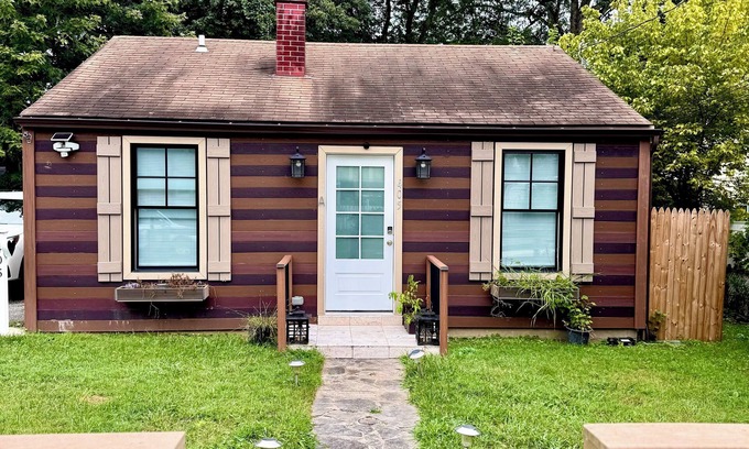 Rockville House | Cozy 2-bedroom house walkable to Rockville Metro Station and The Square