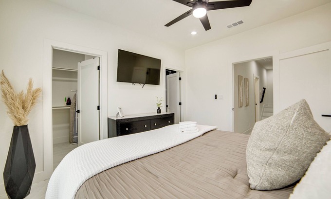 Dallas House | Cozy 2-bedroom townhome with a rooftop in Dallas with AC near love field airport