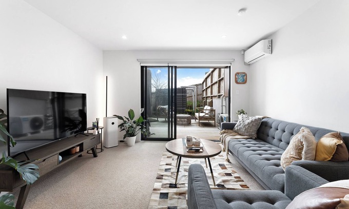 Massey House | Cozy 2-bedroom townhouse in charming west Auckland with WiFi, AC - Free Carpark