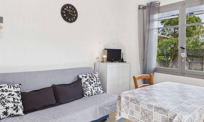 Marseillan Plage Apartment | Cozy 2-Room Apartment with Large Terrace for 5, Pet-Friendly, Parking Included