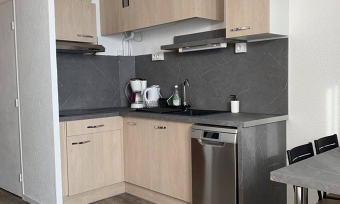 Eclose-Est Apartment | Cozy 2-Room Apartment for 4 in L'Alpe d'Huez, South-Facing Balcony, Pets Welcome