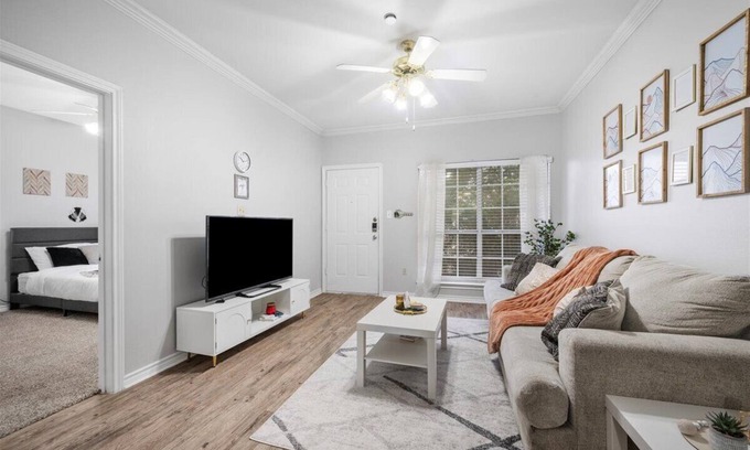 Cherrywood Apartment | Cozy 2B/2B-Heart of ATX-Walk to Moody UT ACL & SXSW