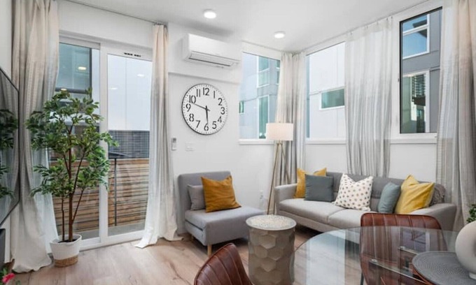 Broadway House | Cozy 2B2B Heart of CapHill (Pet Friendly)