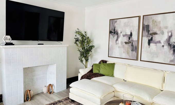 Downtown Niagara Falls House | Cozy 2BD Vintage Home with Parking | 8 min to Niagara falls| Hot Shower, 65” TV