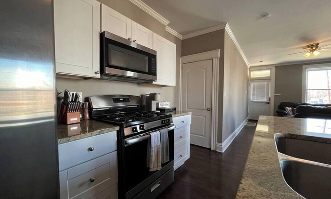 Tower Grove East Apartment | Cozy 2BR-1BA Backyard & King Bed