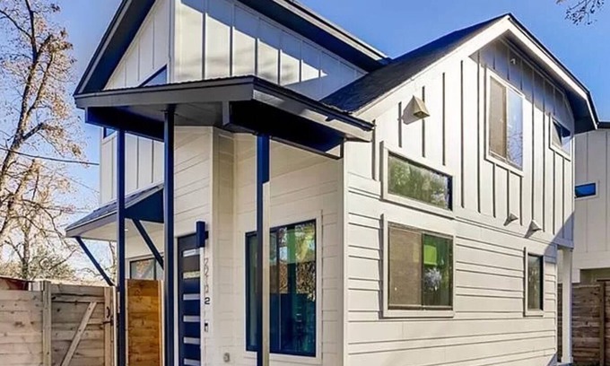 Holly House | Cozy 2BR/2.5BA home in walkable East Austin! Fully fenced yard for your pups.