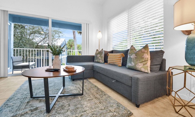 Boca Raton Apartment | Cozy 2BR, 2BA apartment on top floor in quiet West Boca Raton community