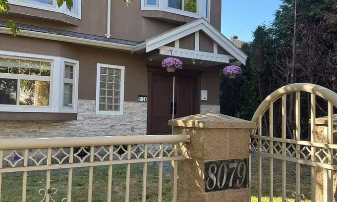 Marpole House | Cozy 2BR in West Side Kitchen & Living