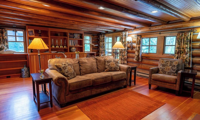 Emigrant Apartment | Cozy 2BR Lodge Apartment with Mountain Views Historic B Bar Ranch Getaway