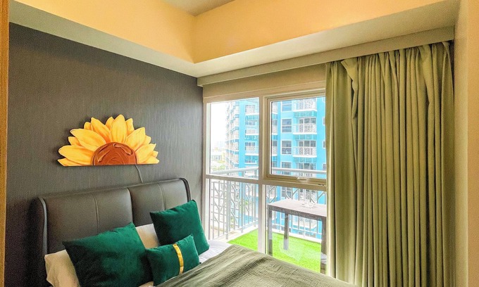 Tambo Apartment | Cozy 2BR Suite near Airport and Okada, Solaire II Infinity Pool