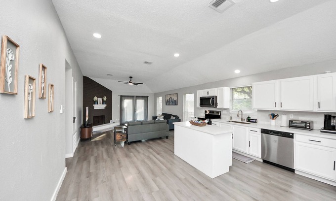 Pecan Grove House | Cozy 3-bedroom bungalow in Richmond, TX