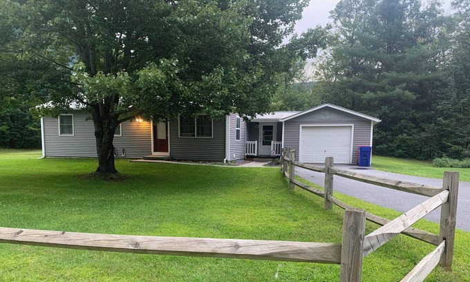 Northfield House | Cozy 3 Bedroom Country Ranch House near Ski Slopes and Montpelier!