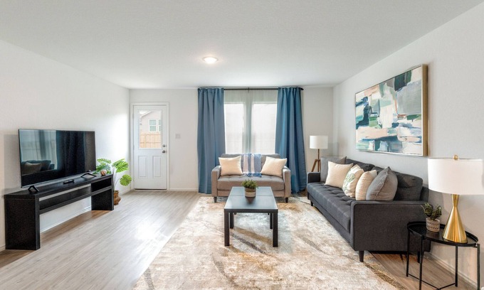 New Braunfels Cabin | Cozy 3-Bedroom Home - Perfect for Extended Stays!