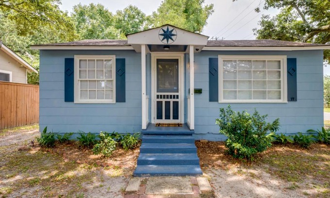 Gulfport House | Cozy 3 Oaks Cottage in Gulfport Close to Beach!