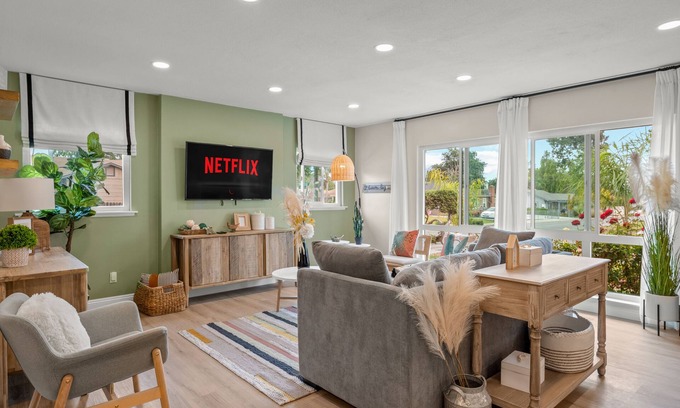 Ontario House | Cozy 3B/2B Near Ontario Airport and Toyota Arena