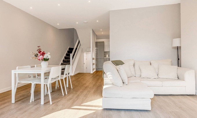 Clapham Apartment | Cozy 3BR duplex Getaway with a terrace in Clapham