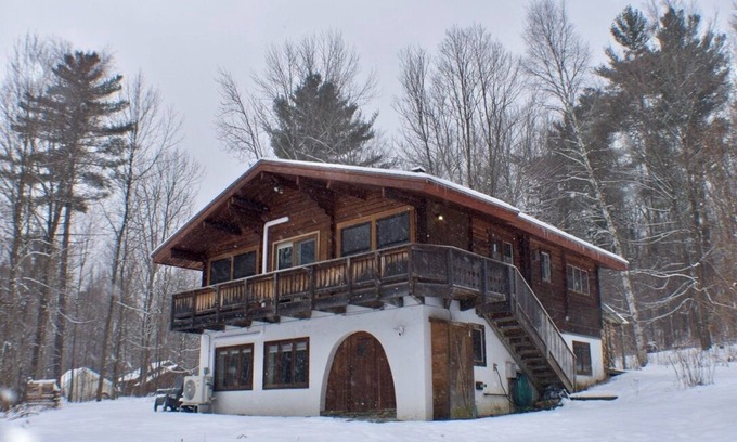 Warren Ski Chalet | Cozy 4-bedroom chalet with WiFi, AC, fireplace in adventurous Mad River Valley