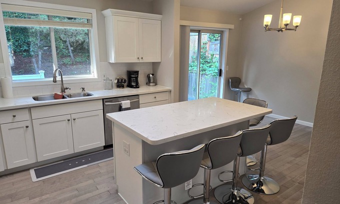 Federal Way House | Cozy 5-bedroom house and 3 baths next to Wild Waves Theme & Water Park AC, WiFi